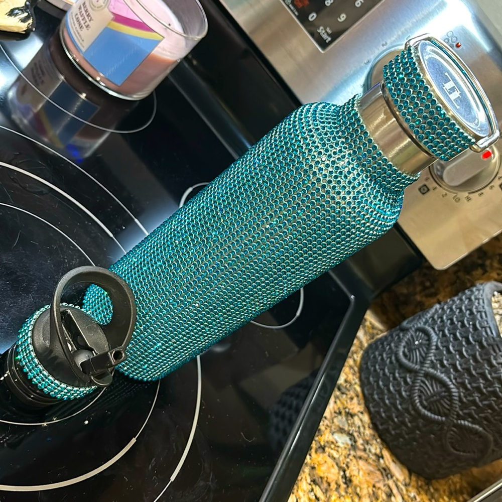 Tomo brand 750ml Hawaiian Blue water bottle with glam straw lid